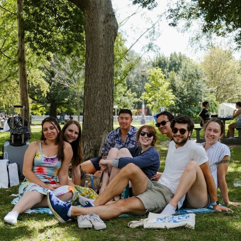 Menschen im Mittelpunkt Eine Gruppe junger Erwachsener im Park.